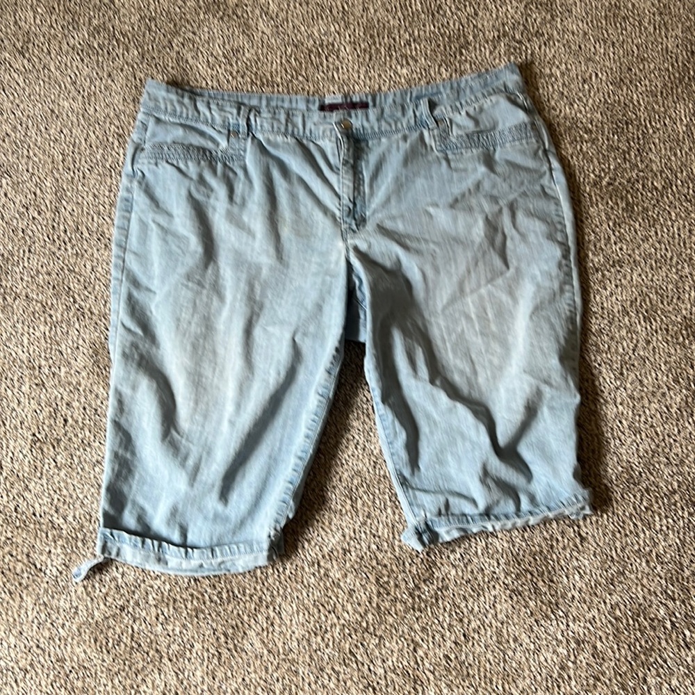 Cuffed acid wash Gloria Vanderbilt Petit Capris Jeans